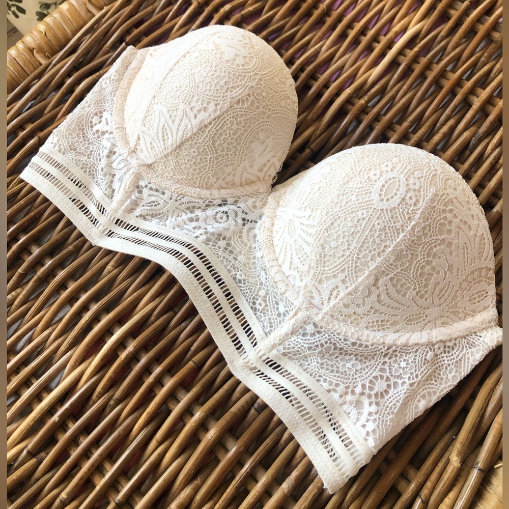 VICTORIA’S SECRET LACE STRAPLESS BRA
